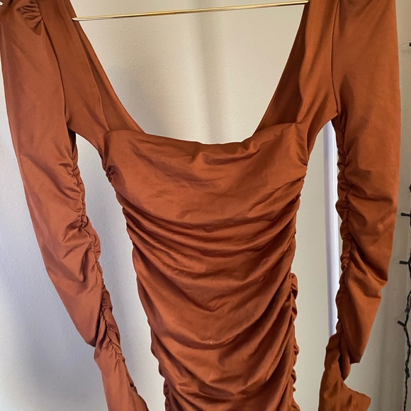 Long sleeve runched mini dress in golden brown - Picture 4 of 8